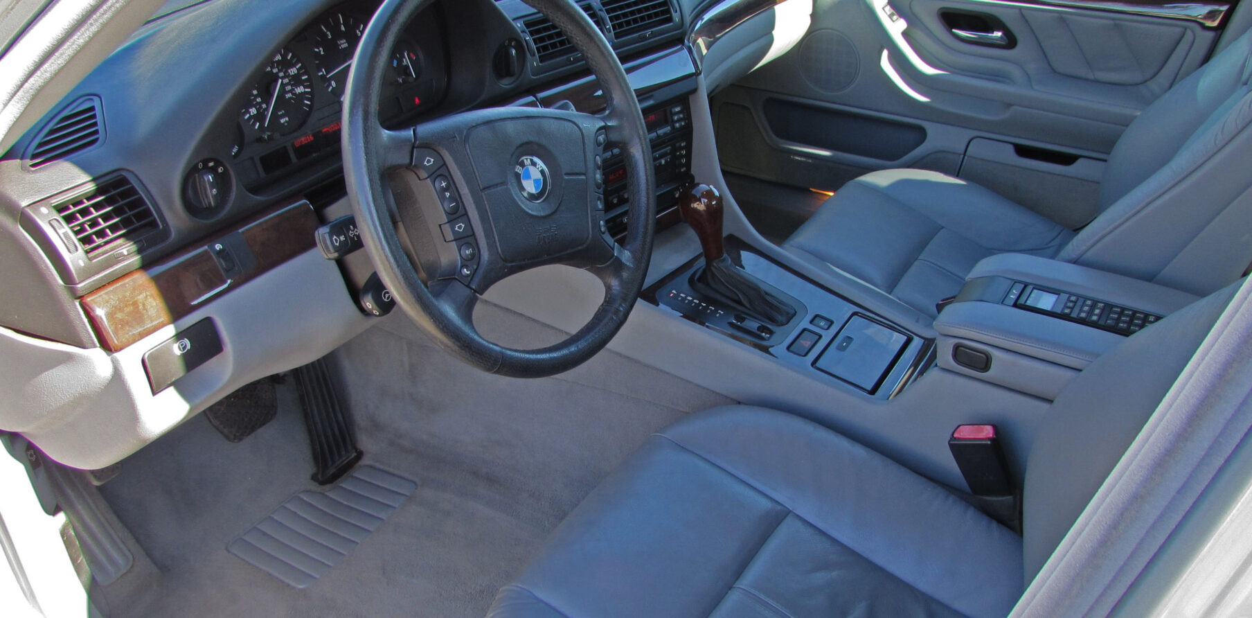 BMW 740i